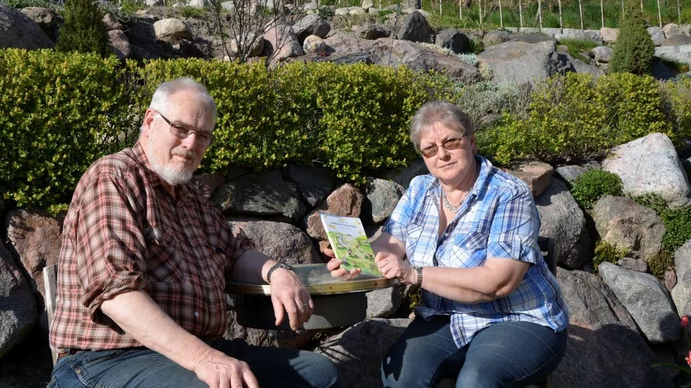 Boken. Hans och Ingegerd Edman visar Ingegerds bok "Sagan om kommunen som glömde" vid dess utgivning.