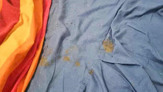 När sonen kom för att hälsa på sin pappa som har hemtjänst genom Gotlands hemtjänster, så var det intorkad avföring i lakanen och i håret.