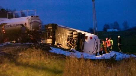 I fredags välte en tankbil på E 22 - och i lördags hamnade en annan bil i slänten och blev totalförstörd. Foto: Titti Olovsson