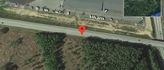 Lastbil stillastående på E20 - helt stopp i ett körfält