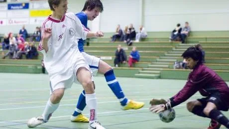 Finspångs målvakt Dennis Antiquia räddar ännu en gång. Han var bäst i laget när Finspångs FK tog en hemmaseger i den egna cupen för P93-94 i helgen. På bilden försöker Torstorps Viktor Larsson göra mål, FFK:s Andresas Pettersson är i vägen. Foto: Ann Björling
