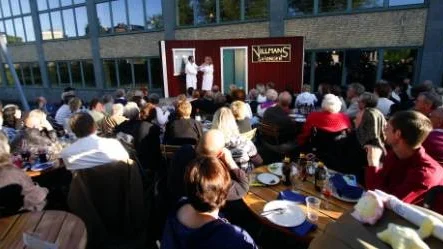 Festligt och fullsatt på Kråkholmsrevyns premiär igår, där publiken bjöds på en omväxlande och fartfylld meny.
