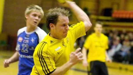 Joakim Andersson, Hultics vänsternia, testar motståndarmålvakten. Foto:Robert Svensson