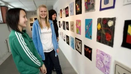 Broderi - geometri heter utställningen som elever i årskurs åtta på Ektorpsskolan står bakom, bland andra Olivia Dahlman, Louise Lundgren och Christine Örnberg. Foto: Anita Kjellberg