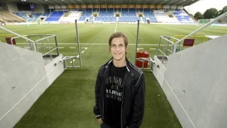 Ny i IFK. I går dök Henrik Svedberg upp i Norrköping och passade på att gå en sväng på sin nya hemmaarena. Meningen är att Henrik ska förstärka forwardssidan efter flyktade Stefan Thordarson.Foto: Robert Svensson