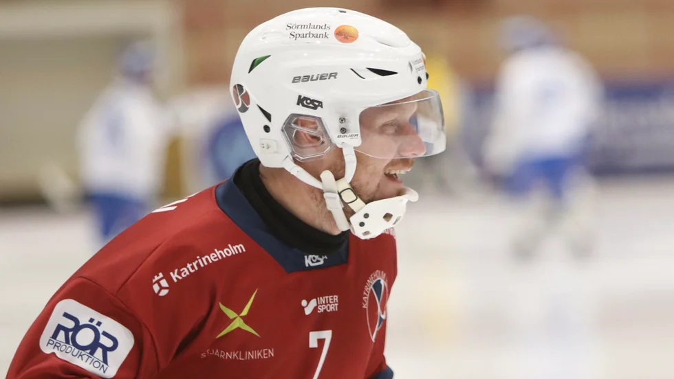 Det finns mer än en förklaring till att ikonen Niklas Eriksson kallas "Messi". Nu är han klar för två år till i KVBS.