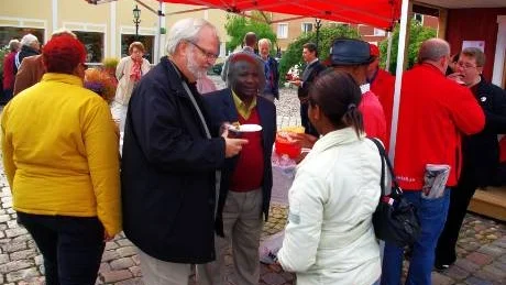 Göran Färm deltog på fredagseftermiddagen i socialdemokraternas slutspurt i Söderköping. Och det blev en internationell prägel med mat från olika delar av världen och besökare från sex länder. Foto: Patrik Selsfors