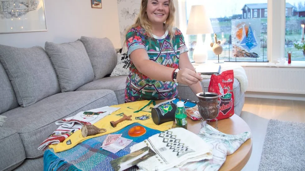 Anna Lundgren visar attiraljer hon har fått med sig från Brasilien.