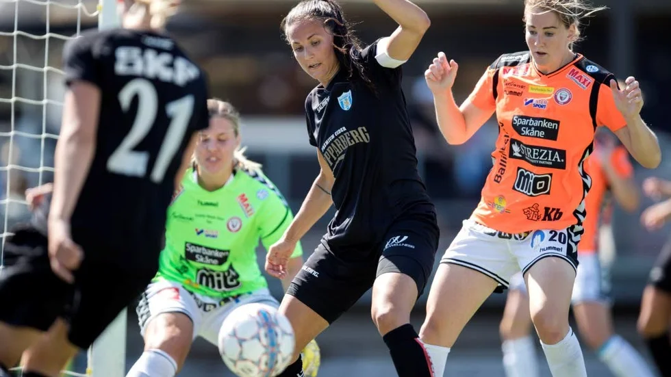 GÖTEBORG 20180603   
Göteborgs Beata Kollmats (th) och Kristianstads Mia Carlsson under söndagens damallsvenska fotbollsmatch mellan Göteborg/Kopparberg FC och Kristianstads DFF på Valhalla arena. 
Foto Thomas Johansson / TT kod 9200