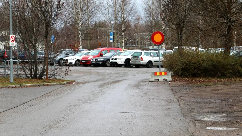 En genväg mellan två parkeringar som många bilister väljer trots förbud för motorfordon.