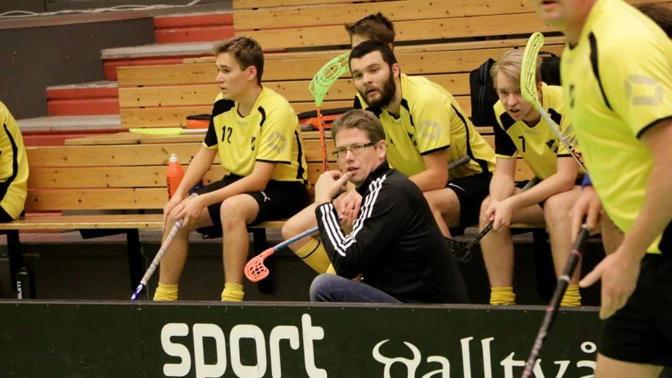 Jonas Holmgren och hans Tväråselet toppar tabellen i division 3-innebandyn.