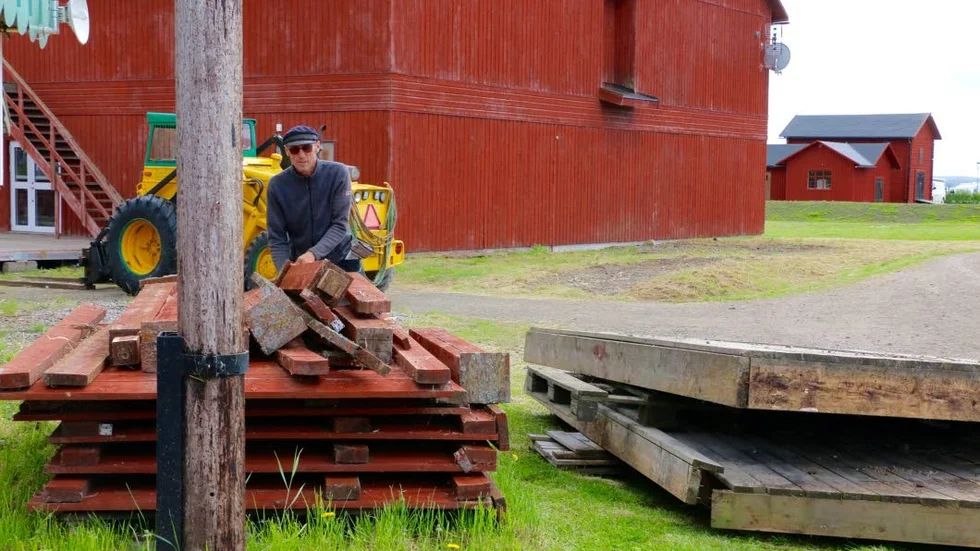 Rustar. Tomas Lindbäck är i full gång med att snygga upp markområdena vid infarten till Västra kajens camping.