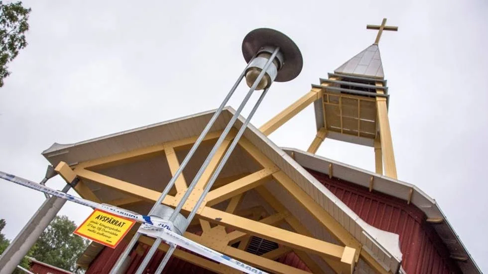 Brand. Sent på tisdagskvällen larmades räddningstjänsten till Lövskatan där det brann på fasaden till katolska kyrkan.