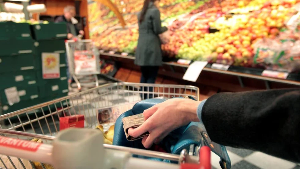 Plånboksstölder. Att lämna handväskan i varuvagnen är inte tillrådligt, men inte ens med plånboken i kappfickan går man säker. Det har två damer i 80-85-årsåldern fått erfara. (Arkivbild)