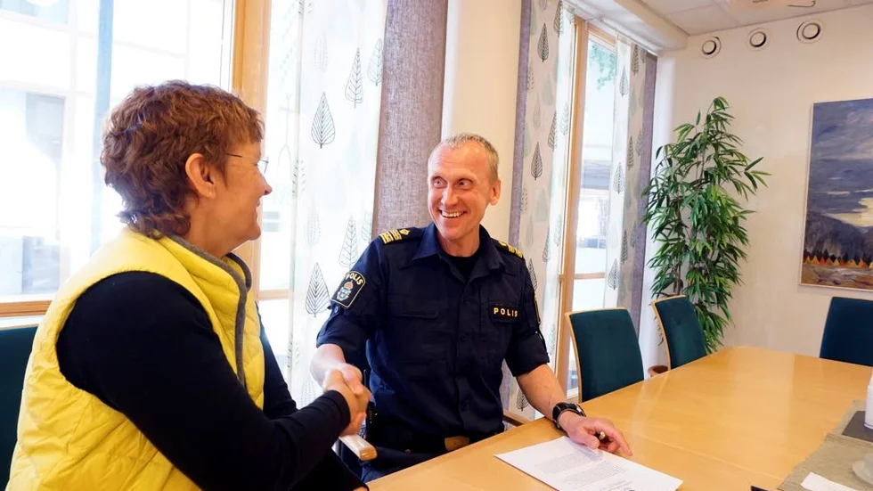 Löfte. Polisen lovar kommunen att jobba mer med bland annat våld i nära relationer, som arjeplogarna upplever som ett stort problem. Här skakar kommunalrådet Britta Flinkfeldt hand med närområdespolischefen Kenneth Vikström.