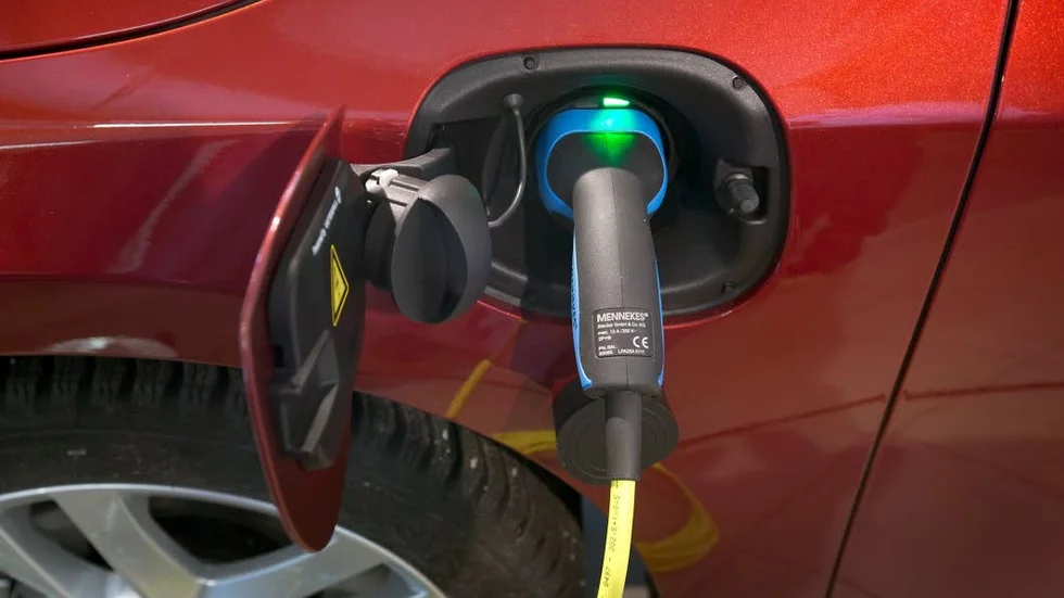Eltank. Fyra procent av länets bilar drivs på alternativa drivmedel som el, etanol och gas. (Arkivbild)