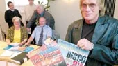 Fullspäckat nationaldagsfirande bjuds Norrköpingsborna på i år. Dallas Mathiesen visar upp disco- och konsertaffischerna.        
FOTO: ANITA KJELLBERG