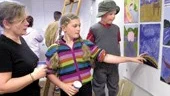 I förra veckan var det vernissage på Konstmuseet med verk av elever från Hagebyskolans bildklass. Frida Carlsson visar mamma Marie och lillebror Ludvig sin målning med en vy över en strand, ett motiv som är inspirerat av Sigrid Hjertén och Isaac Grünewald.
FOTO: JANNE FORSBY