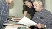 Sussane Larsson och Ingela Melander reder ut ett matteproblem med hjälp av lärare Svante Falck.
FOTO: TITTI OLOVSSON