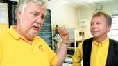 Tony Englund och Bernt Schneider från föreningen Ditt Nya Hageby är upprörda över politikförbudet i Hageby Centrum. "Det är inte bra för demokratin. Det är så man skäms!", säger Englund.
FOTO: NICLAS SANDBERG