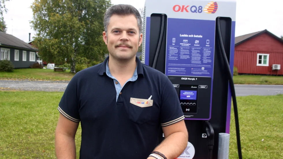 Mikael Altered är mycket nöjd över att OK-stationen i Norsjö snart kan erbjuda snabbladdning av elbilar.