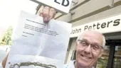Bildbeviset eller rättare sagt brevbeviset, på att människor kan förändras och förbättras. Guldsmeden Sven Sandström visar upp det anonyma brev han fått av en ångerfull tjuv, med de stulna vitguldskedjorna bifogade.
FOTO: ROBERT SVENSSON