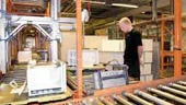Plötsligt upphörde allt slammer i Whirlpools fabrik. Anders Drott tycker att det kändes bra med en minnesstund och en minuts tystnad för att hedra terroristdådets offer i USA.
FOTO: ROBERT SVENSSON