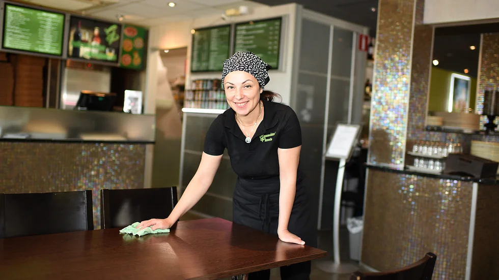 Tatiana Kabuzan jobbar sin andra vecka på Gammelstads pizzeria.