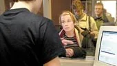 Femmannabandet Itopia var först ut på Stora scenen på torsdagen. En liten publikskara lyssnade under sina paraplyer.
FOTO: SUSANNE LUNDBÄCK