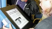  För mig är Norrköpingsrummet på Stadsbiblioteket en riktig guldgruva i min forskning om Fredriksdal, säger besökaren Nils Sundin till Barbro Norling, som förestår det lokalhistoriskt fullmatade Norrköpingsrummet på biblioteket.
FOTO: ROBERT SVENSSON