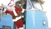 Hej, nu är vi snart på väg! Det vinkar Norrköpings egen tomte Håkan Thornell från Kolmården, där han står den jultomteförsedda spårvagnen inför första adventsfirandet.	
FOTO: ROBERT SVENSSON