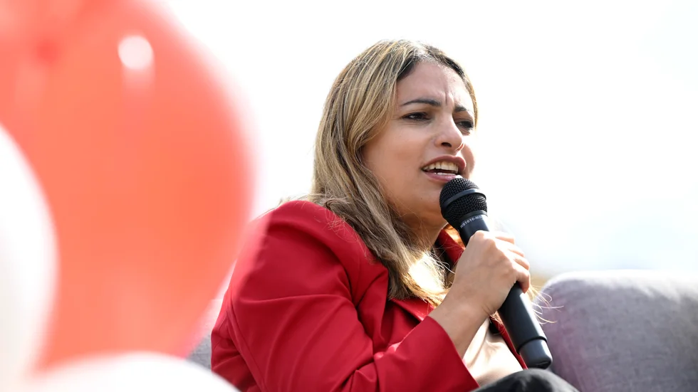 Vänsterpartiets ledare Nooshi Dadgostar (V) vill se ett särskilt krispaket för hushållen. Arkivbild