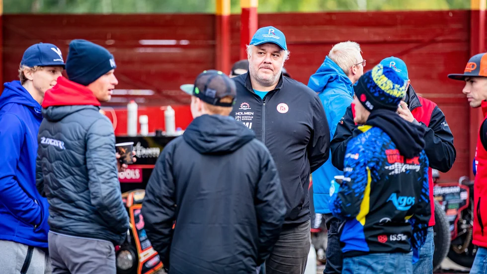 Rospiggarnas lagledare Peter Jansson i väntas tider i depån i Eskilstuna. Kvart över åtta kom beskedet: matchen är uppskjuten.