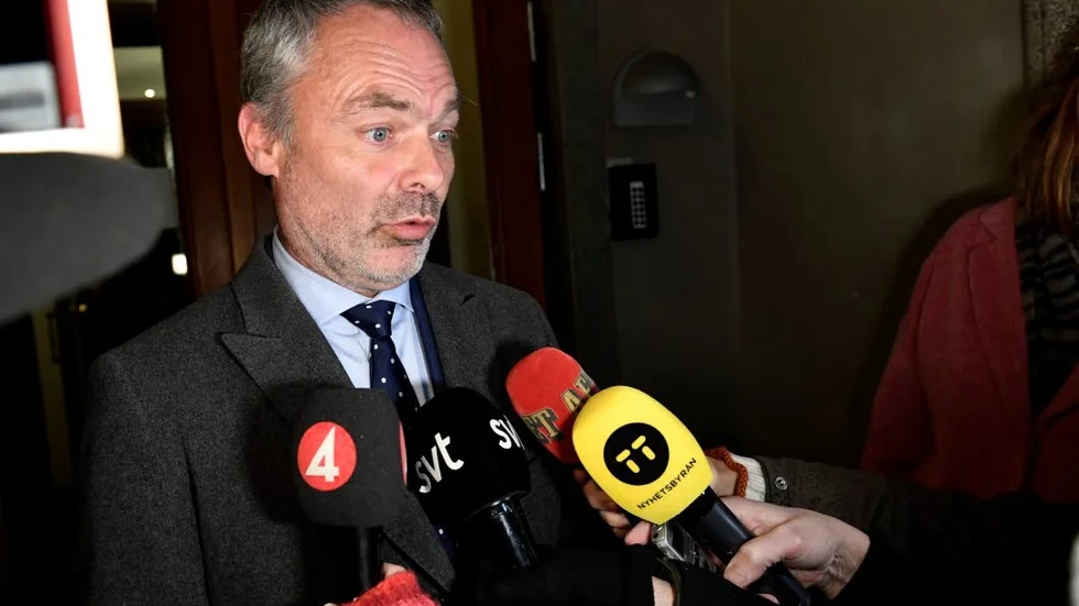 Jan Björklund (L) meddelade under måndagen att regeringsfrågan bör lösas i samband med stundande statsministeromröstning.