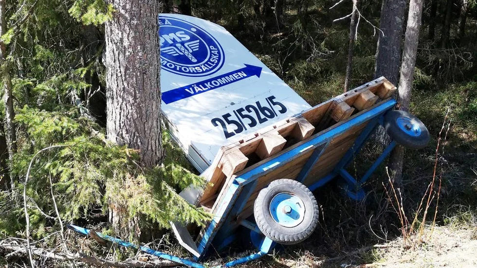 Någon har förstört Piteå motorsällskaps evenemangskärra.