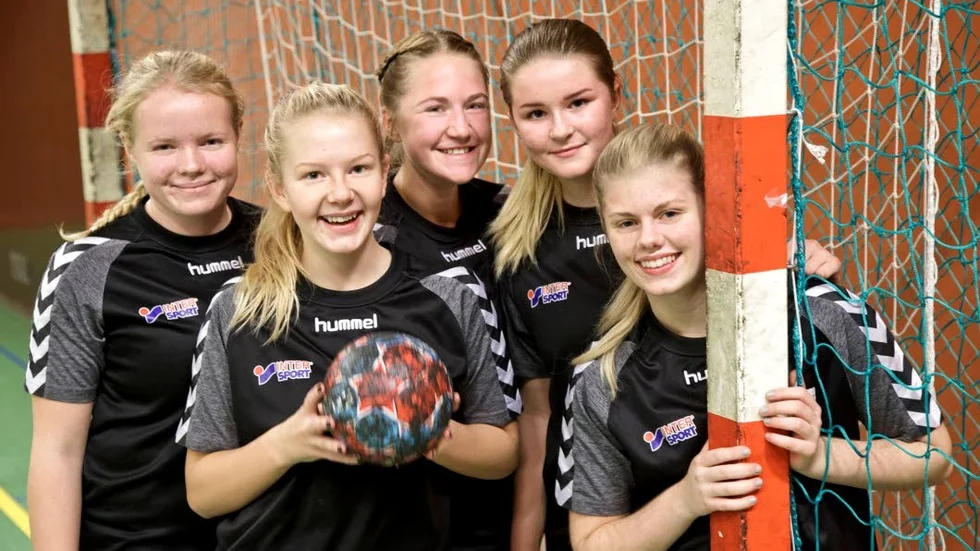Lillpites spelare till Sverigecupen, från vänster: Wilma Bergman, Linnea Vikström, Elin Wallon, Julia Edström och Filippa Zahn. ?foto: gunnar westergren