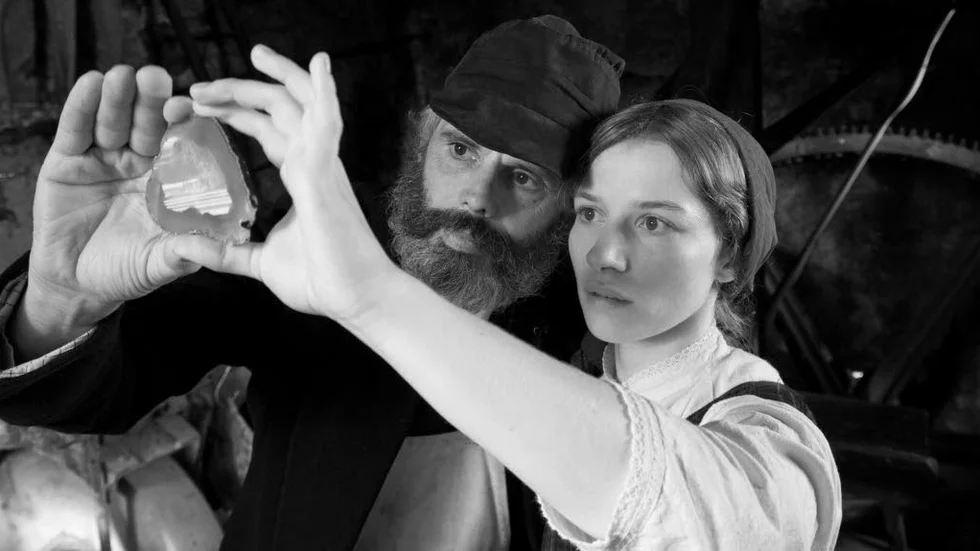Enstaka glimtar av färg dyker upp i filmen, som när Jettchen (Antonia Bill) och hennes stumme far (Martin Haberscheidt) tittar på solen genom en blank agatskiva.
Foto: Christian Lübeke