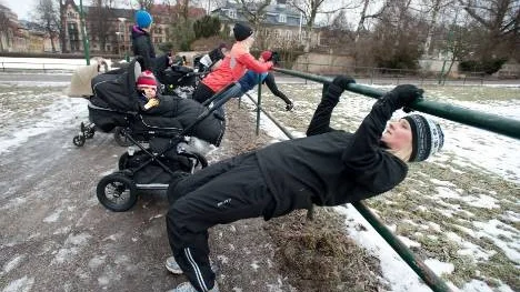 Cecilia Nöstdal provade utomhusträning i Vasaparken i går. Med på träningen var sonen Edvin.