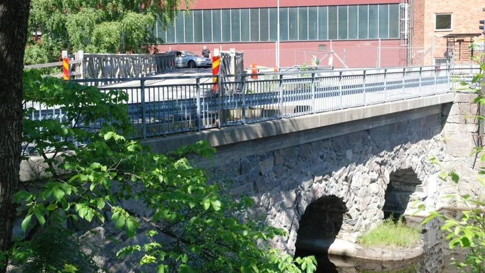 Hällestadbron är färdigrenoverad och öppnas snart för trafik igen.