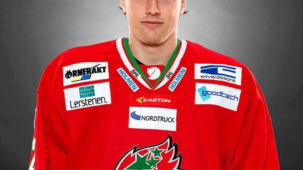 Finspångskillen Albin Carlson har skrivit på för ytterligare två säsonger i Modo och tar klivet upp från J20-laget till A-laget.