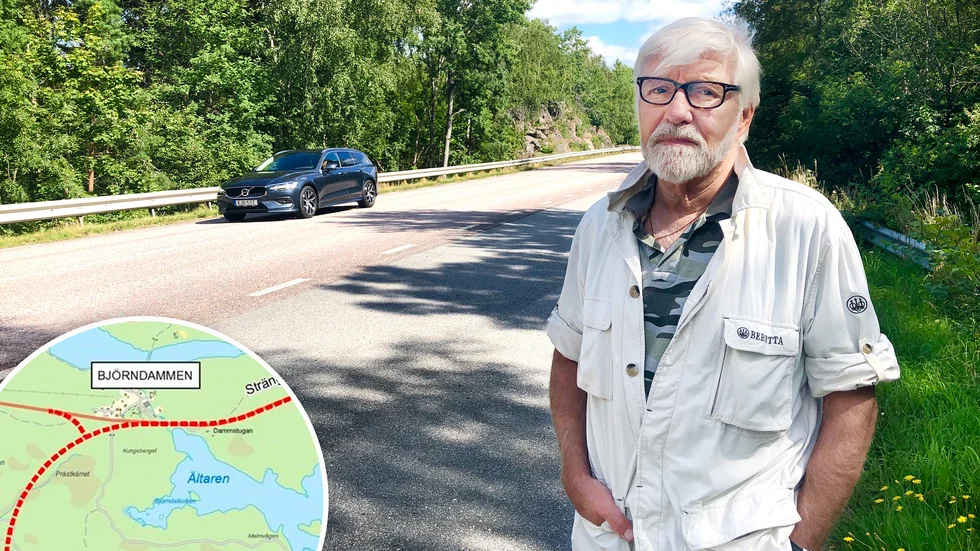 Carl Olov Schalander bor i Björndammen. Riksväg 55 ligger i närheten av hans hus och bullret är påfrestande. Den röda streckade linjen är den nya sträckningen av väg 55 förbi Björndammen.