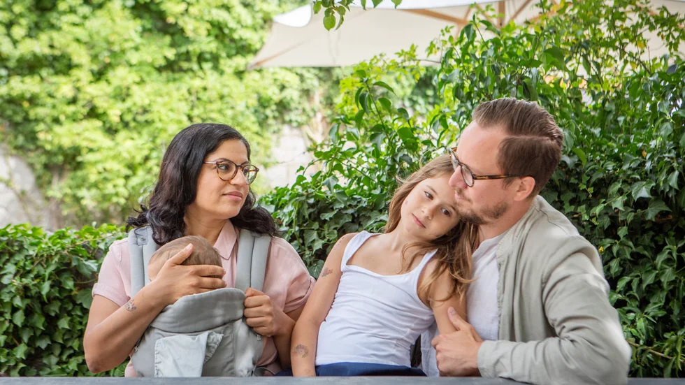 Somar Al Naher med dottern Sonja, som nu hunnit bli tre år. När familjen, där också Selma och Mikael ingår, reser till Gotland kostar det i dag omkring 3000 kronor.