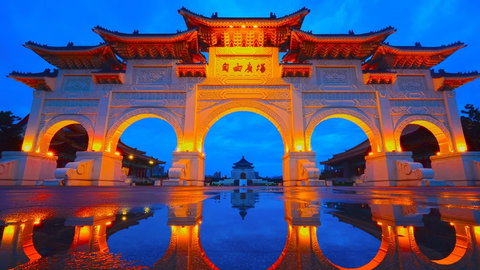 I slutet av artikeln har du möjlighet att vara med och tävla om Jojje Olssons nya bok Taiwan: Den okända och hotade demokratin. På bilden ses Chiang Kai-sheks minneshall i bakgrunden.