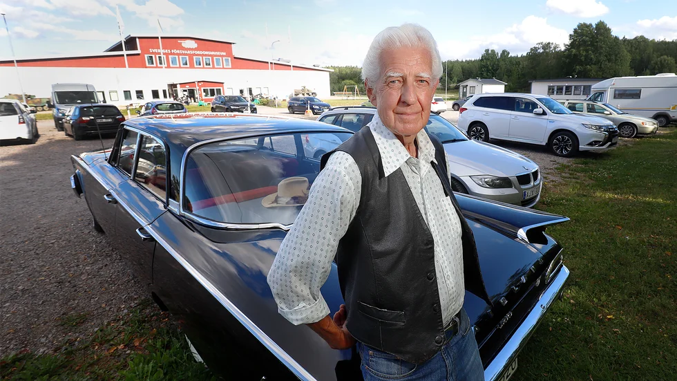 Sievert Söderblom, med sin Ford Fairlane 500, gillar bilträffarna på Arsenalen. "Ett bra ställe att träffa likasinnade där man kan ventilera olika bilproblem".