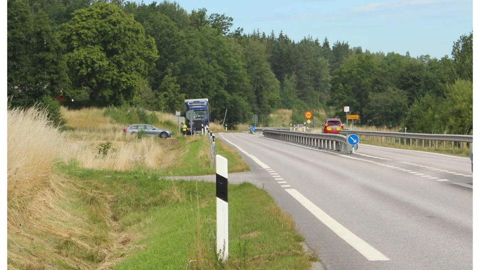 En personbil och en lastbil var inblandade i olyckan på fredagsförmiddagen.