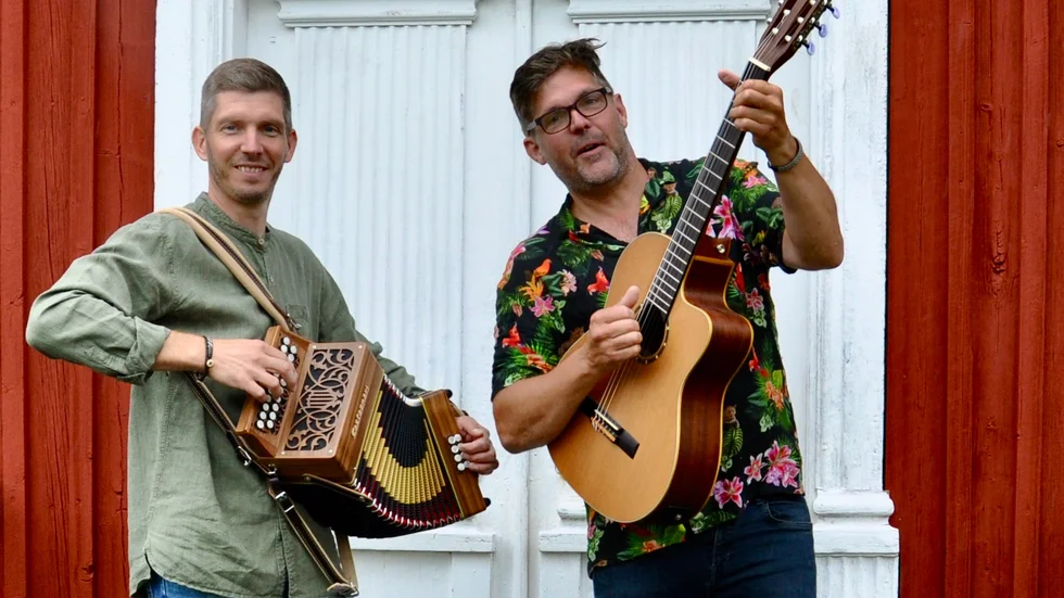 Daniel Nyström och Magnus Nordlund arrangerar allsångskvällen i samarbete med Råneå hembygdsgård. 