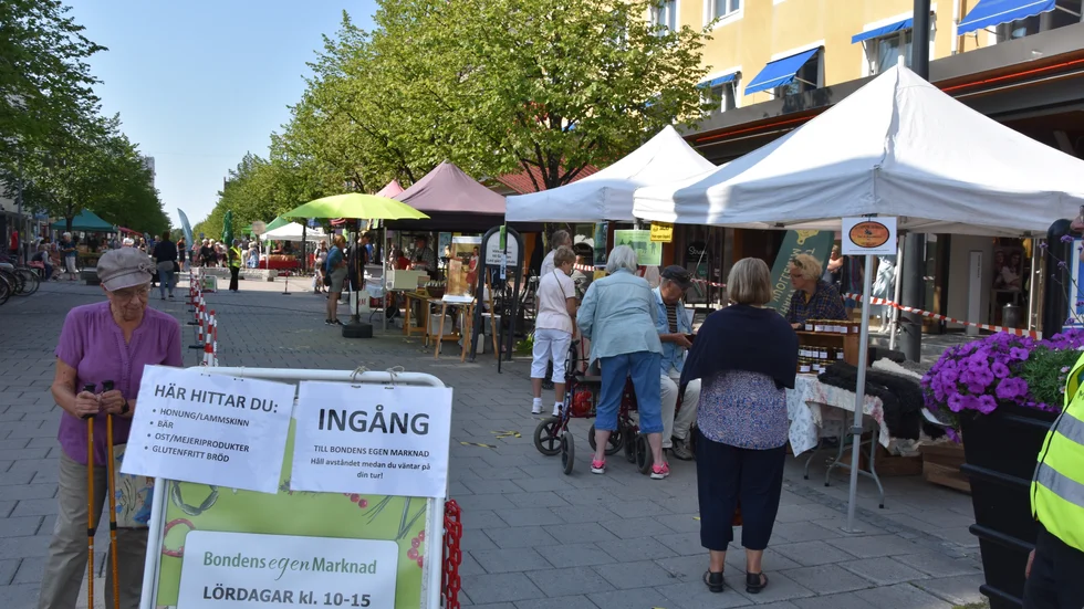 Många besökare kom till Storgatan i Luleå och Bondens egna marknad.