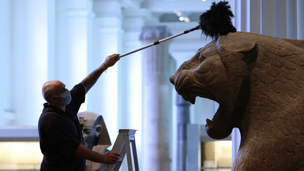 En medarbetare på British Museum dammar av en staty i den egyptiska sektionen av museet. Bilden har ingen koppling till skulturen i artikeln.