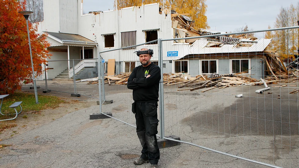 Peter Grahn har förståelse för skolstängningen. "Många barn har aldrig gått i Korsträsk utan man har valt att de ska gå i Älvsbyn. Till slut går det inte." Men han tycker det är synd att riva direkt.