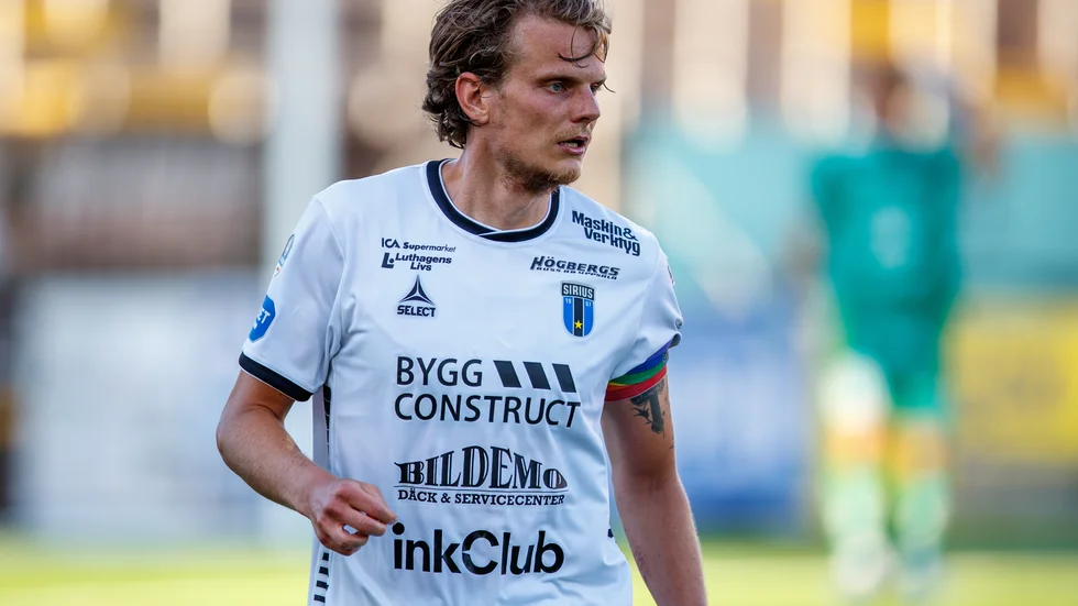 Mittbacken och lagkaptenen Tim Björkström tycker att är en fördel att spelarna och spelsystemet i backlinjen varieras. "Det blir svårare för motståndarna att läsa av oss då."